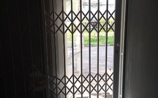 металлическая раздвижная дверь с порошковым напылением белого цвета