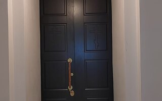 двустворчатая арочная дверь в храм - общий вид